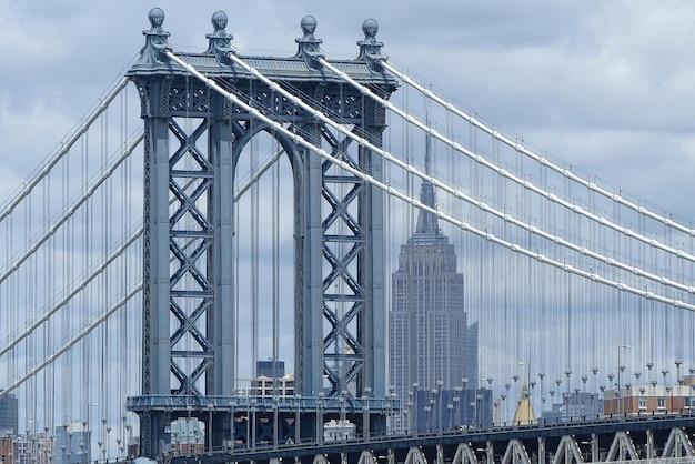 Lage hoek van de Manhattan Bridge en het Empire State Building