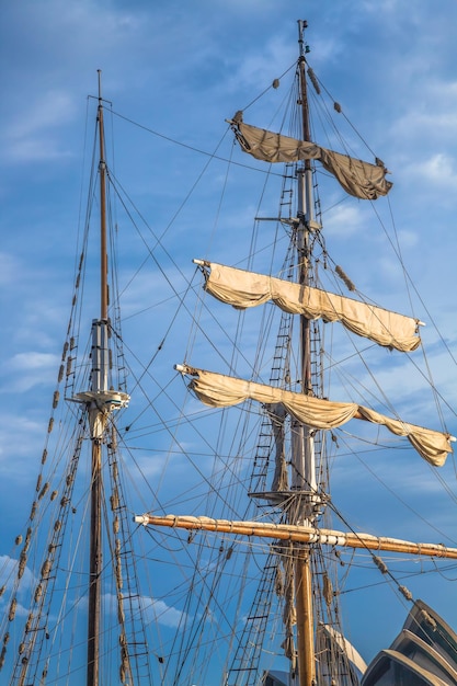 Lage hoek van de mast tegen de lucht