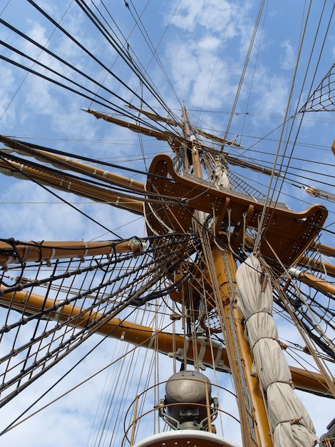 Lage hoek van de mast van het schip tegen de lucht
