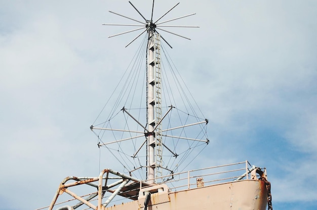 Foto lage hoek van de mast van het schip tegen de lucht