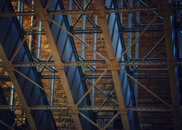 Lage hoek van de metalen brug