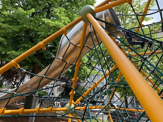 Foto lage hoek van de metalen structuur in het park