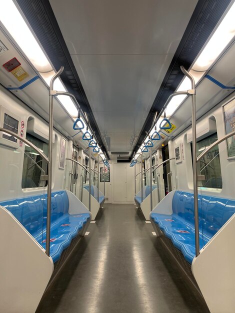 Foto lage hoek van de metro