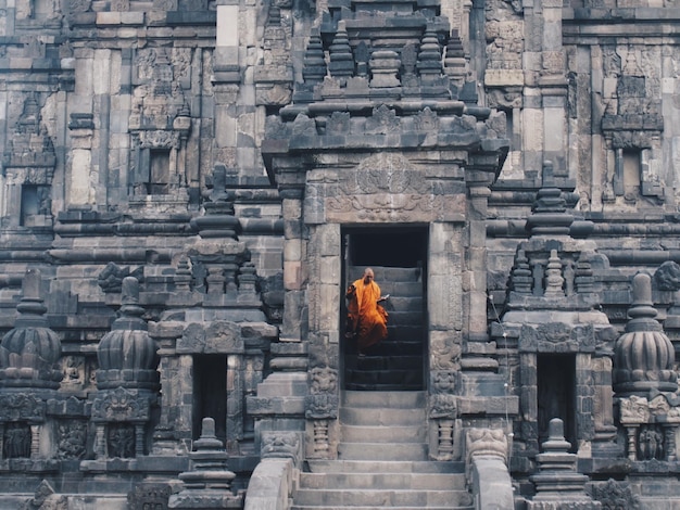 Foto lage hoek van de monnik in de tempel