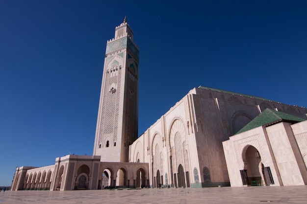 Lage hoek van de moskee Hassan II tegen de blauwe hemel