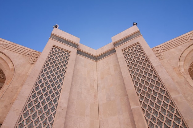 Lage hoek van de moskee Hassan II tegen de blauwe hemel