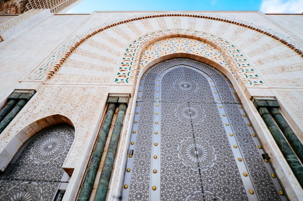 Lage hoek van de moskee Hassan II tegen de lucht in de stad
