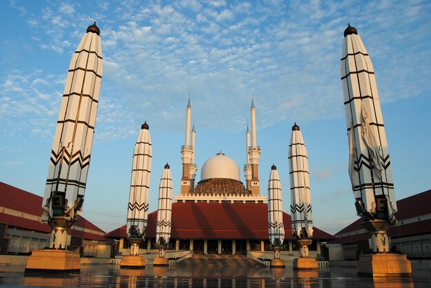Lage hoek van de moskee tegen de lucht in de stad