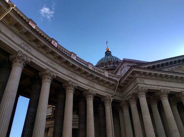 Lage hoek van de orthodoxe kerk tegen de lucht