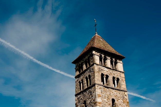 Lage hoek van de oude kerk tegen de blauwe hemel