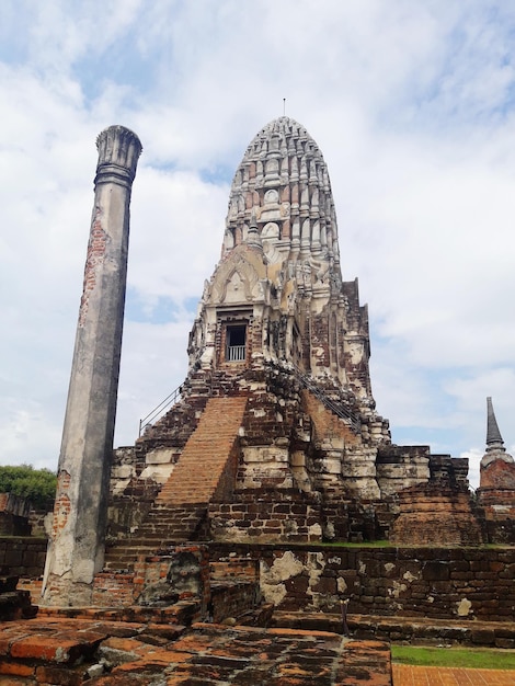 Lage hoek van de oude tempel tegen de lucht