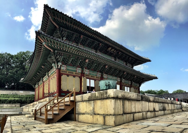 Foto lage hoek van de pagode tegen de hemel