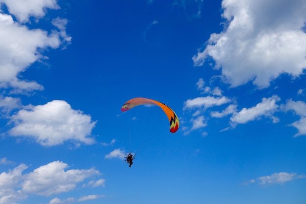 Lage hoek van de parachute tegen de blauwe hemel