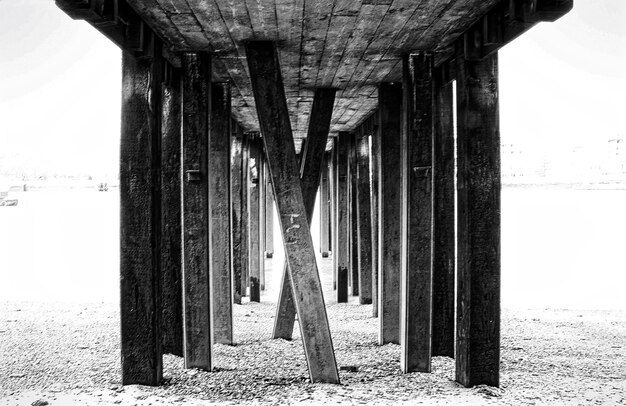 Foto lage hoek van de pier op het strand