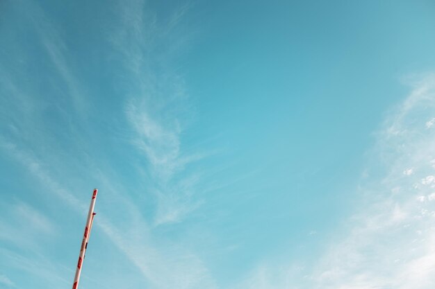 Foto lage hoek van de pool tegen de blauwe hemel