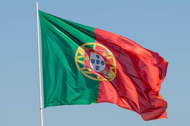 Lage hoek van de Portugese vlag tegen de lucht