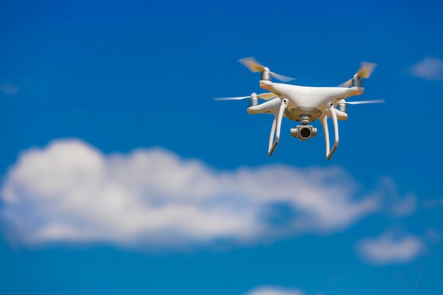 Lage hoek van de quadcopter tegen de lucht