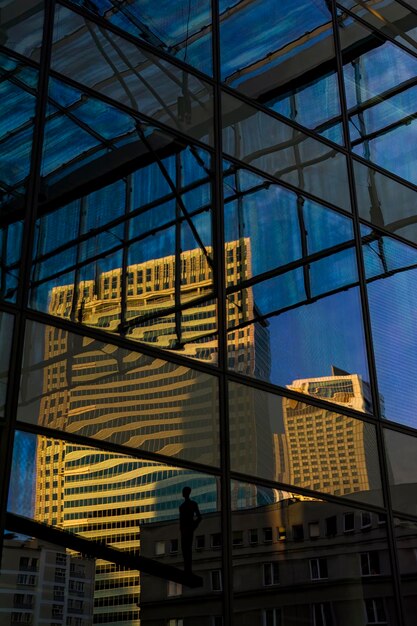 Foto lage hoek van de reflectie van gebouwen in de stad