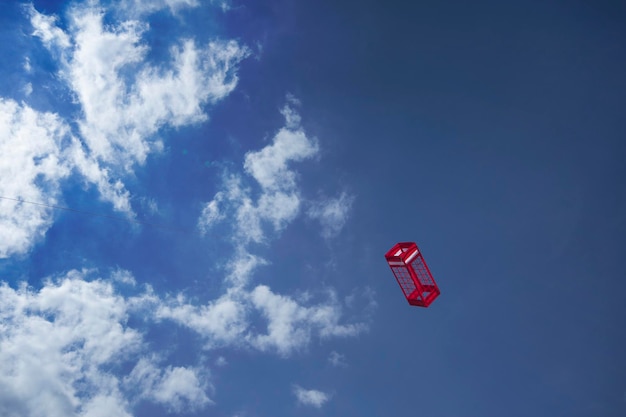 Foto lage hoek van de rode vlag tegen een blauwe hemel