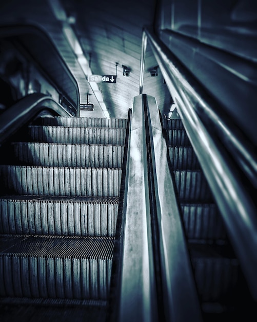 Foto lage hoek van de roltrap bij het metrostation