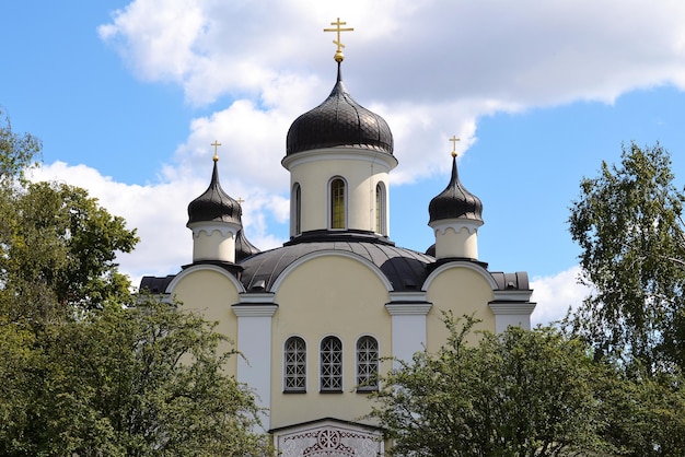 Lage hoek van de Russische orthodoxe kerk tegen de hemel