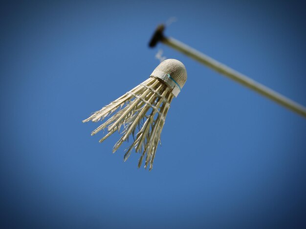 Foto lage hoek van de shuttlecock tegen een heldere blauwe hemel