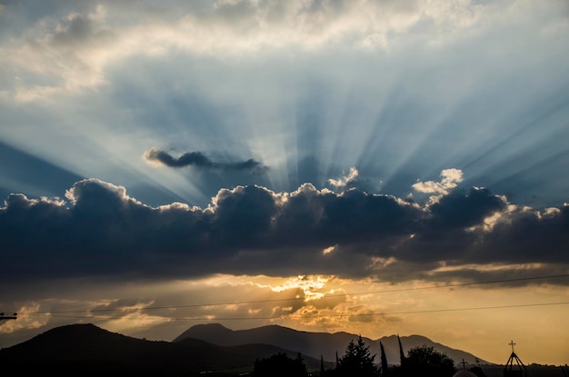 Lage hoek van de silhouet berg tegen de hemel