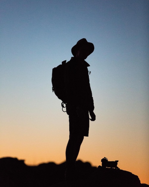 Foto lage hoek van de silhouet man tegen een heldere hemel