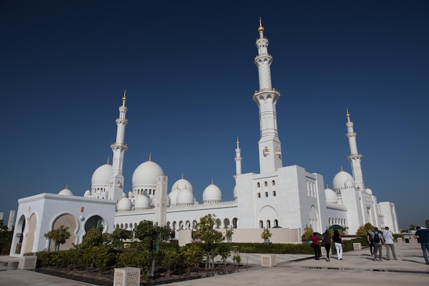 Lage hoek van de sjeik zayed moskee tegen een heldere blauwe lucht