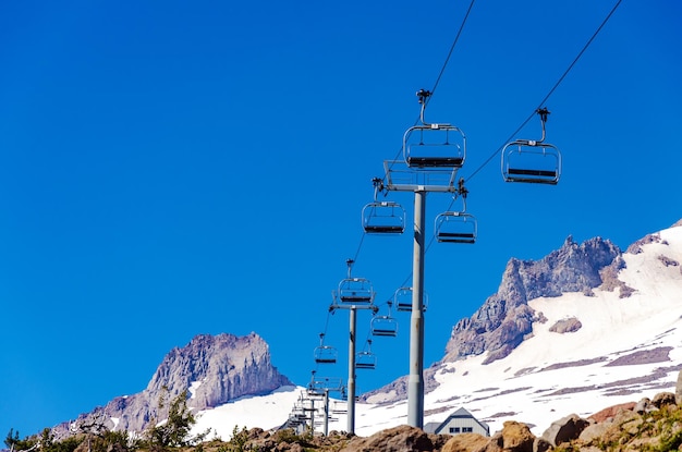 Lage hoek van de skilift tegen een heldere blauwe hemel