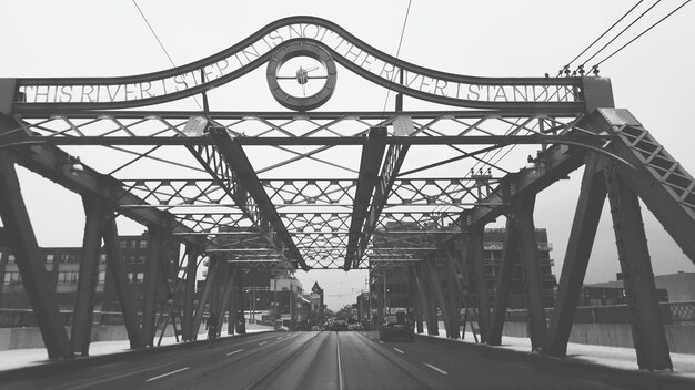 Lage hoek van de spoorwegbrug tegen een heldere lucht