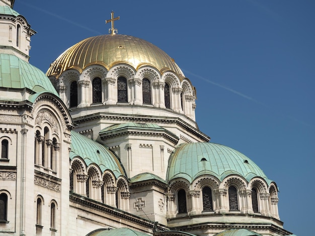 Lage hoek van de St. Alexander Nevsky kathedraal tegen een heldere lucht