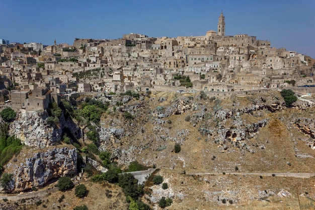 Lage hoek van de stad Matera op de berg tegen een heldere lucht