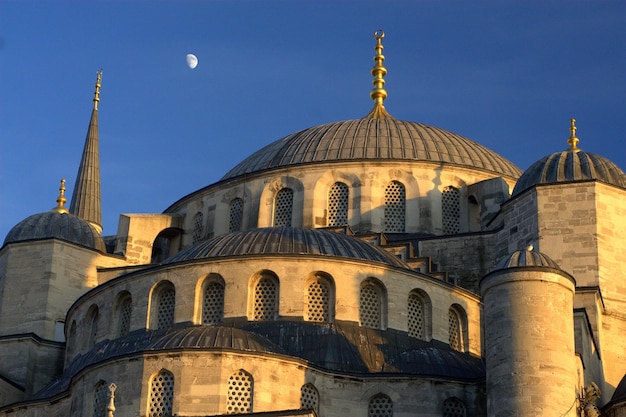 Lage hoek van de sultan ahmed moskee tegen de lucht