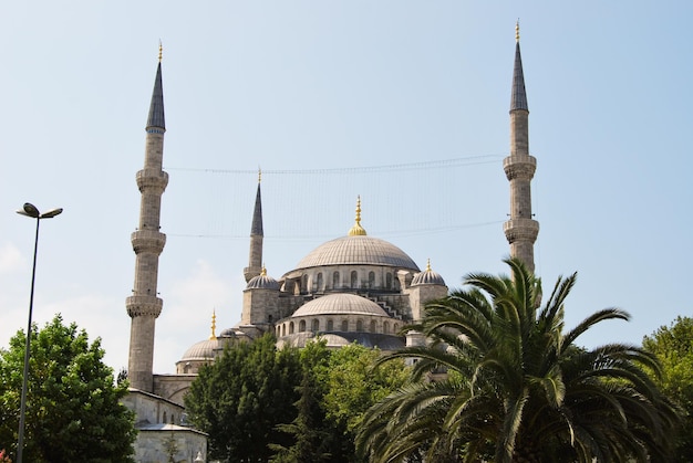 Lage hoek van de sultan ahmed moskee tegen een heldere lucht op een zonnige dag