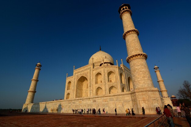 Foto lage hoek van de taj mahal tegen de lucht