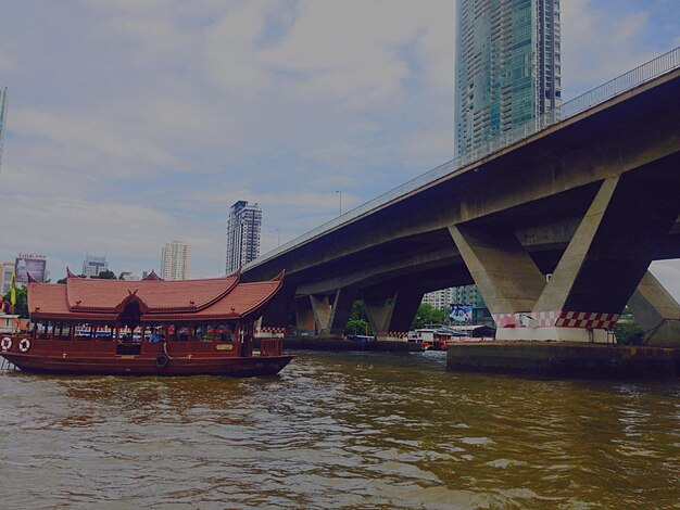 Lage hoek van de Taksin brug over de Chao Phraya rivier in de stad
