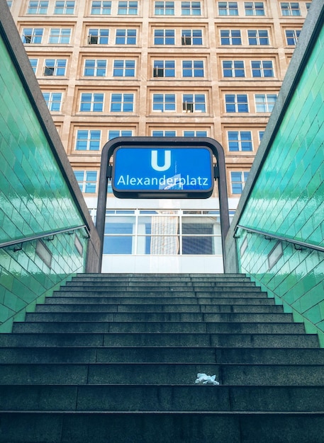 Foto lage hoek van de tekst op een modern gebouw