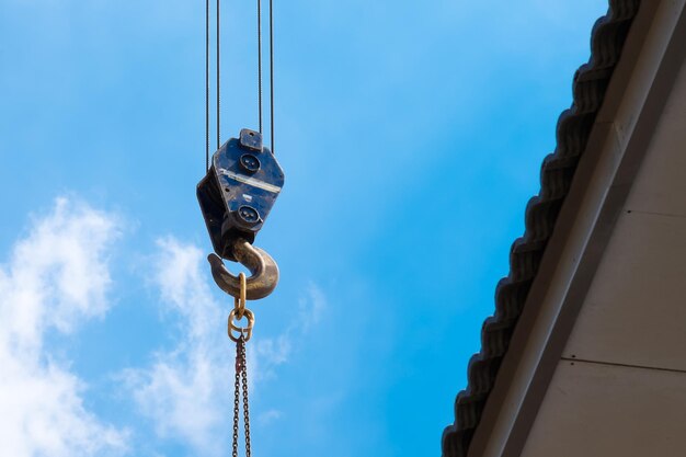 Foto lage hoek van de telefoonpaal tegen de lucht