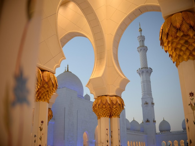 Foto lage hoek van de tempel tegen de hemel