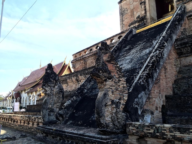 Foto lage hoek van de tempel tegen de hemel