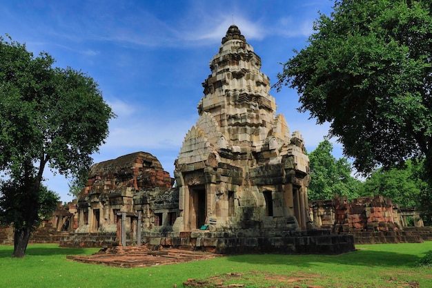 Lage hoek van de tempel tegen de hemel