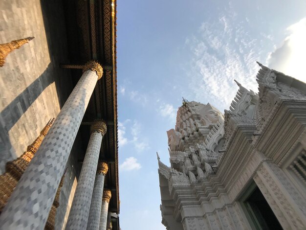Lage hoek van de tempel tegen de lucht