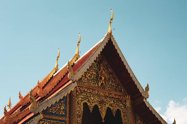 Lage hoek van de tempel tegen de lucht