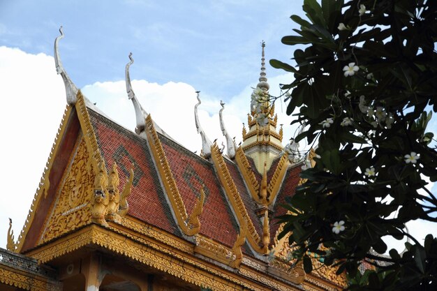 Lage hoek van de tempel tegen een bewolkte hemel