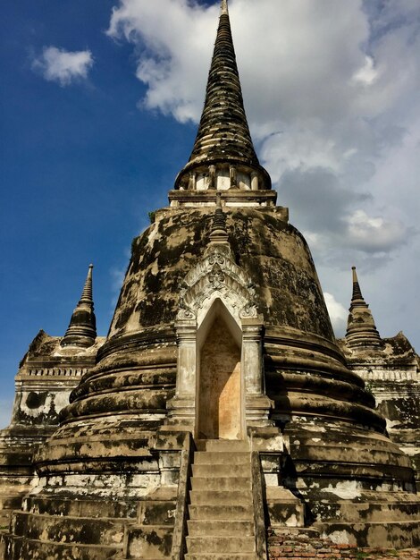 Lage hoek van de tempel tegen een bewolkte lucht