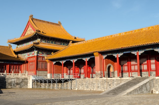 Lage hoek van de tempel tegen een heldere blauwe hemel