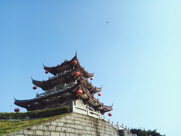 Foto lage hoek van de tempel tegen een heldere lucht
