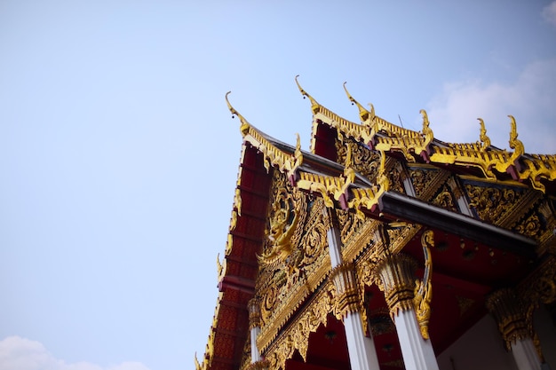 Lage hoek van de tempel tegen een heldere lucht