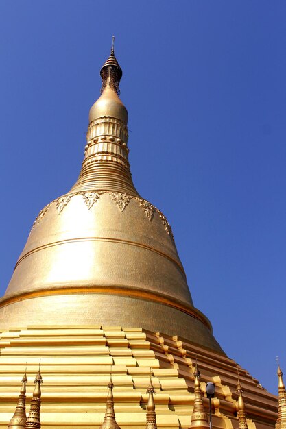 Lage hoek van de tempel tegen een heldere lucht